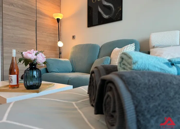 Warm Cozy Partial Sea View Apt In Dubai Marina With Modern Gym & Pool, Steps To Jbr Beach, Marina Walk & Metro