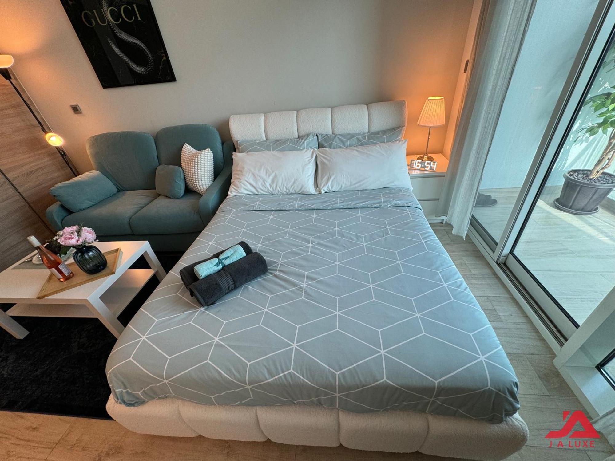 Warm Cozy Partial Sea View In Marina With Modern Gym & Pool, Steps To Jbr Beach, Marina Walk & Metro شقة
