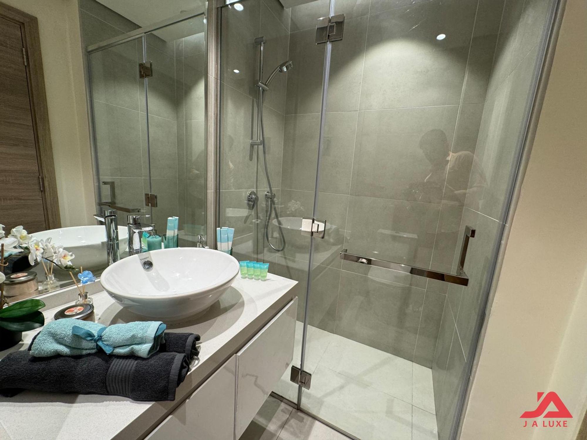 Warm Cozy Partial Sea View In Marina With Modern Gym & Pool, Steps To Jbr Beach, Marina Walk & Metro شقة